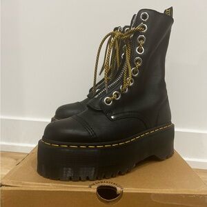 Dr Martens Sinclair Hi Max Boots - size 7 US